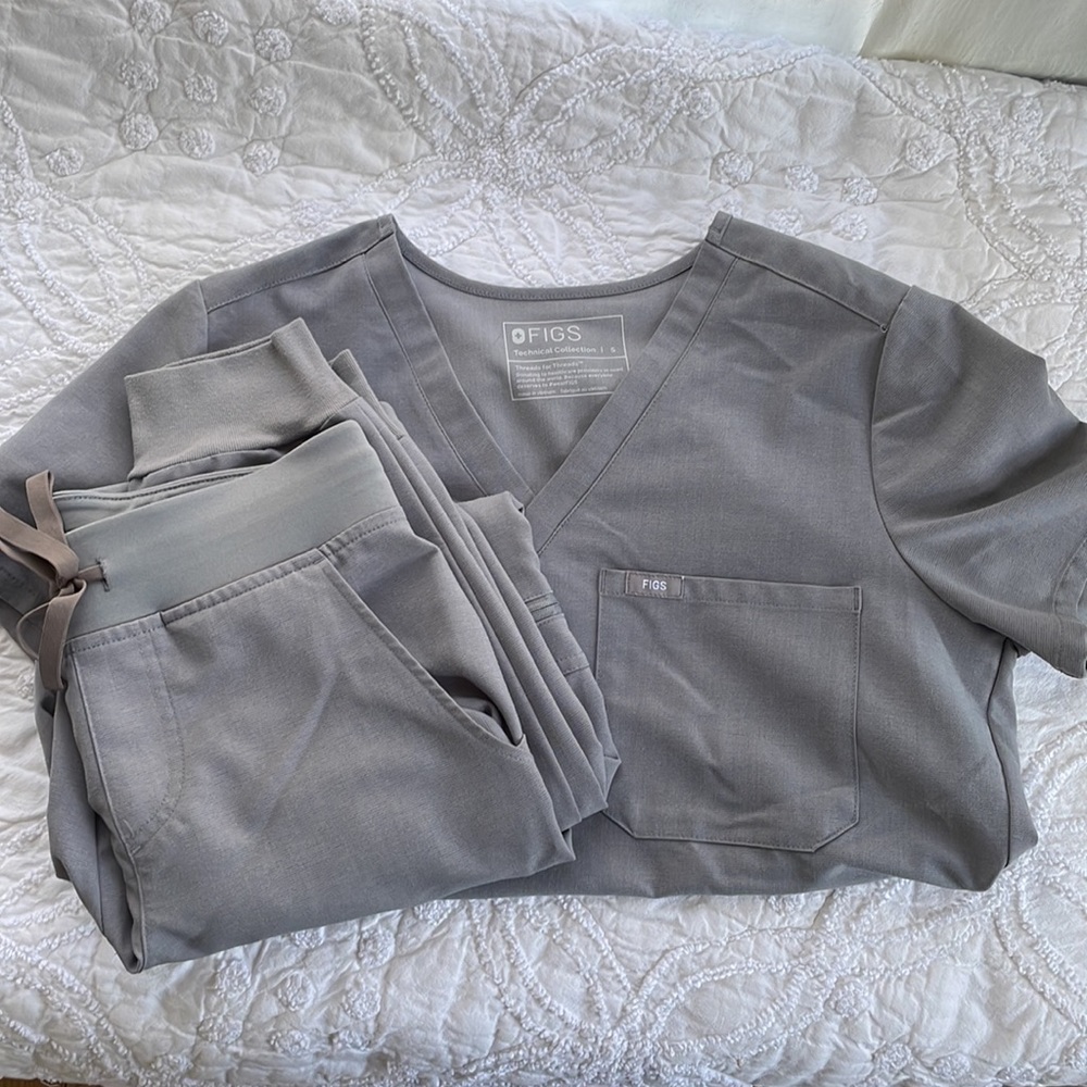 Set of Figs scrubs Zamora joggers and Caterina one-pocket top in space grey